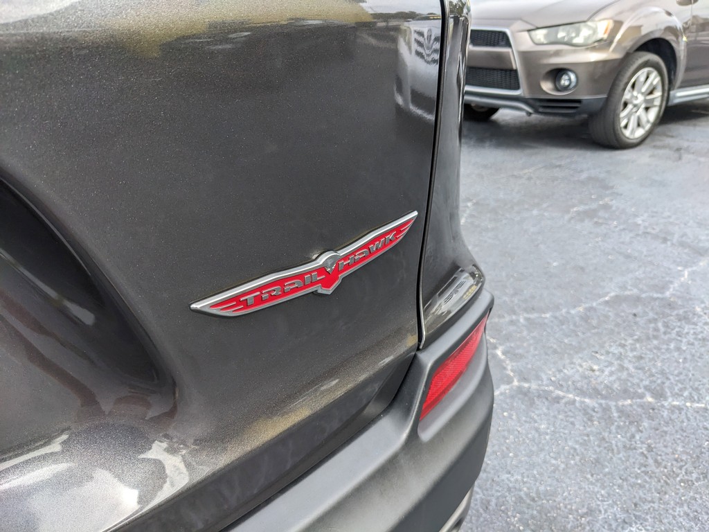 Jeep Cherokee Vehicle Full-screen Gallery Image 11