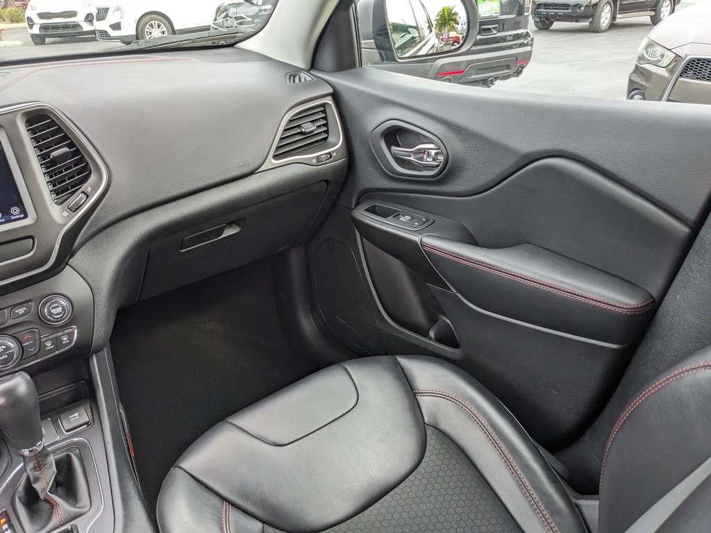 Jeep Cherokee Vehicle Full-screen Gallery Image 16