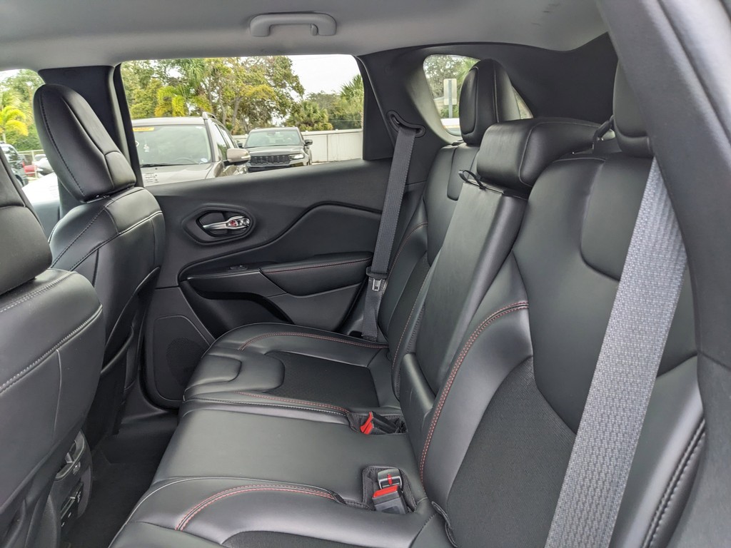 Jeep Cherokee Vehicle Full-screen Gallery Image 17