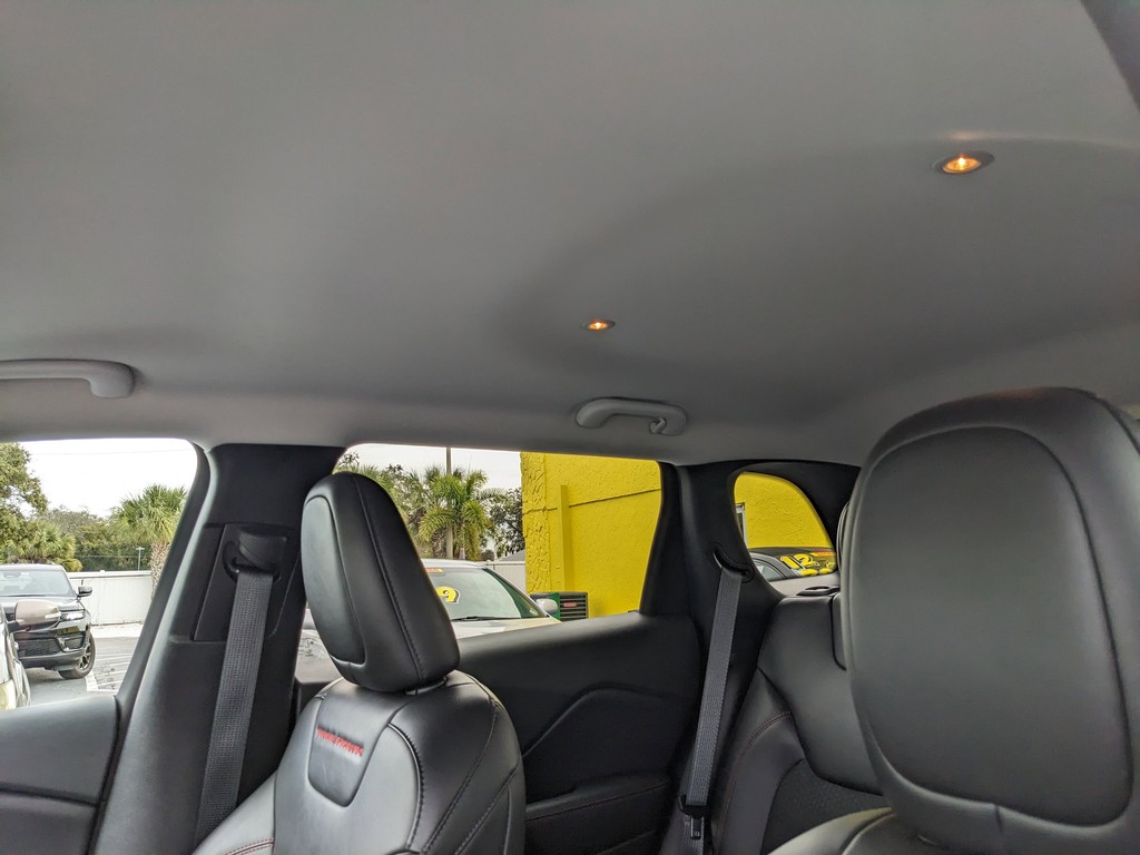 Jeep Cherokee Vehicle Full-screen Gallery Image 20