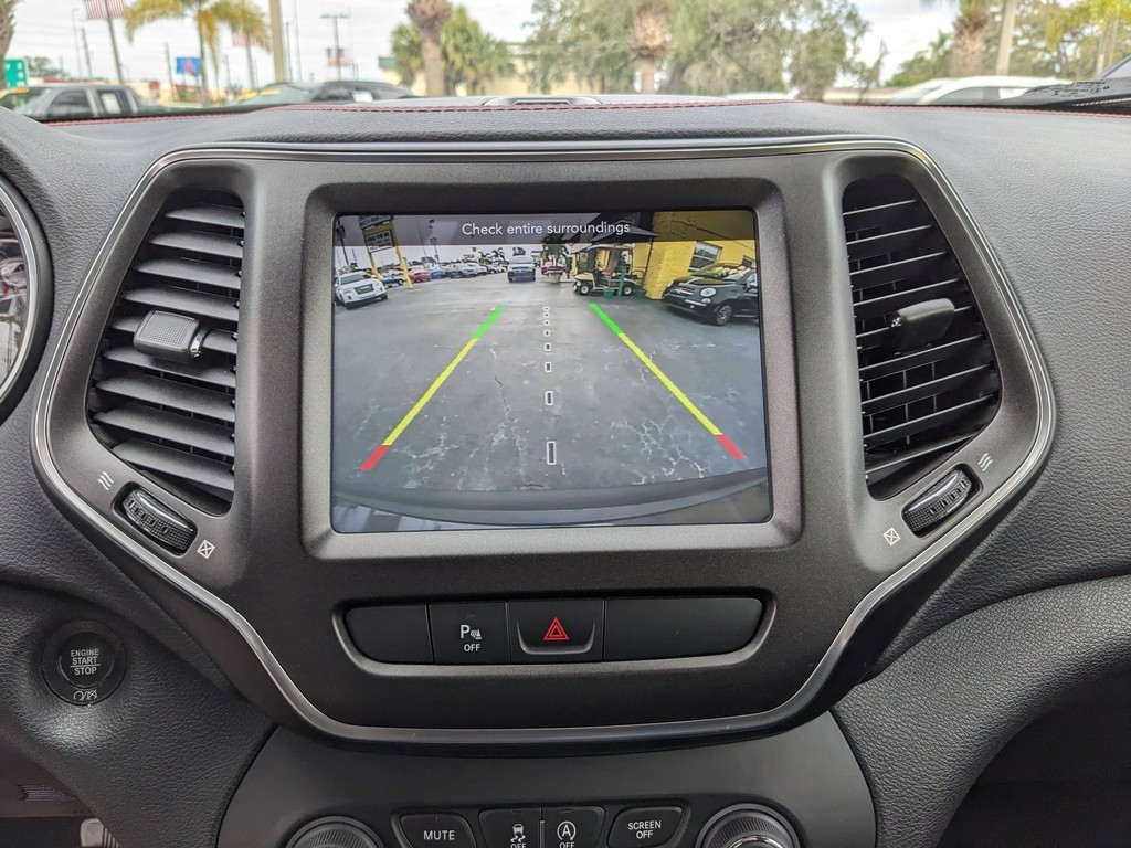 Jeep Cherokee Vehicle Full-screen Gallery Image 22