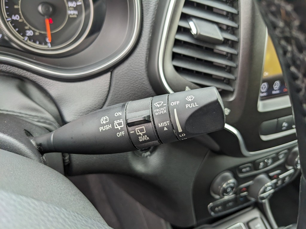 Jeep Cherokee Vehicle Full-screen Gallery Image 32