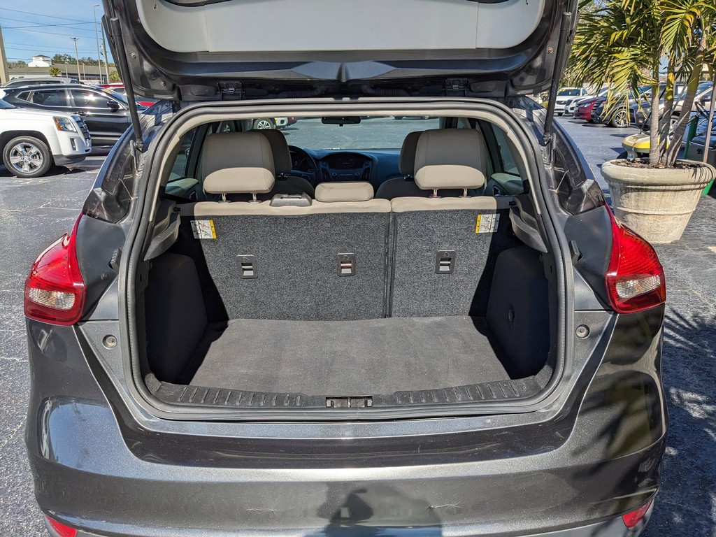 Ford Focus Vehicle Full-screen Gallery Image 10