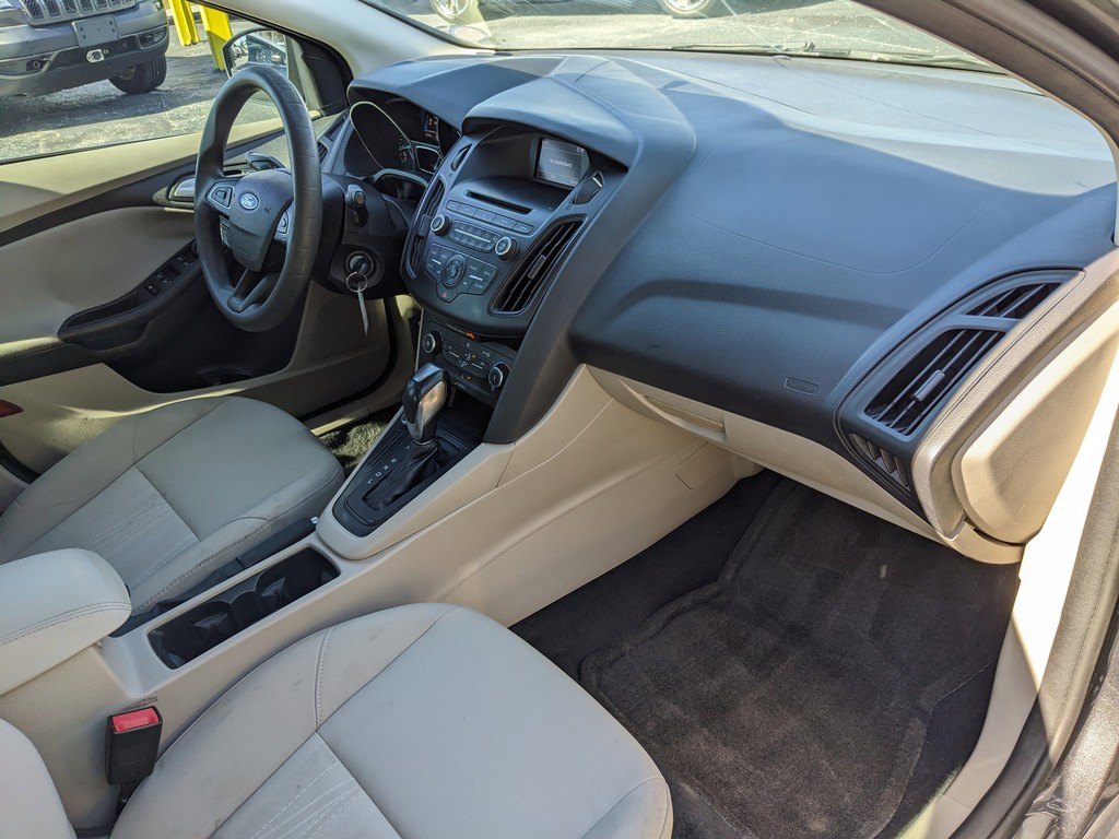 Ford Focus Vehicle Full-screen Gallery Image 11