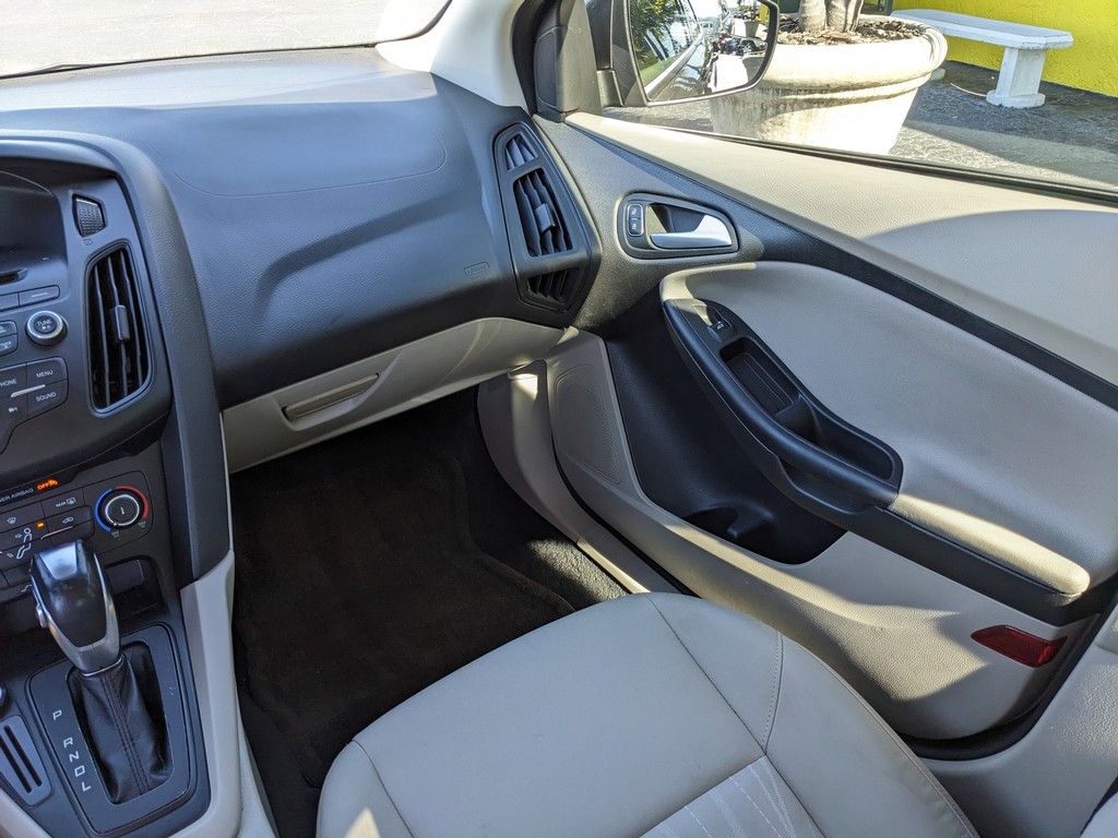 Ford Focus Vehicle Full-screen Gallery Image 15