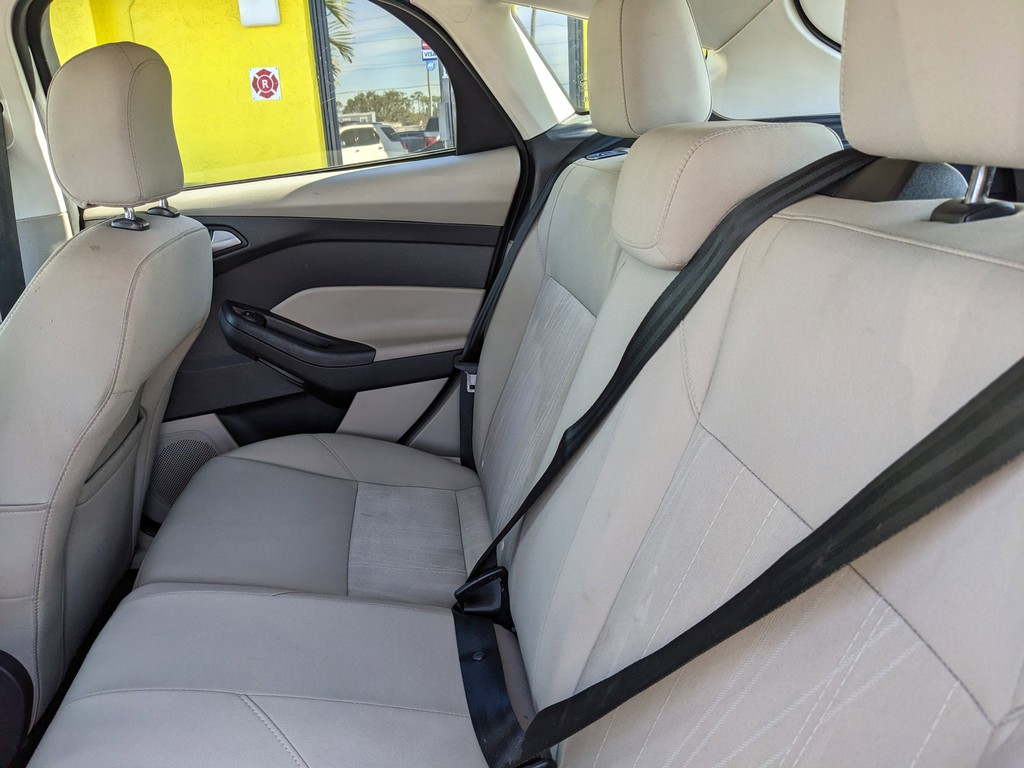 Ford Focus Vehicle Full-screen Gallery Image 16