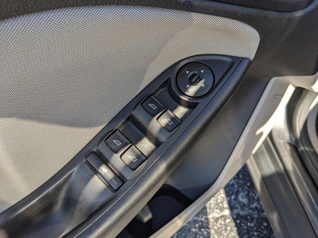 Ford Focus Vehicle Full-screen Gallery Image 17