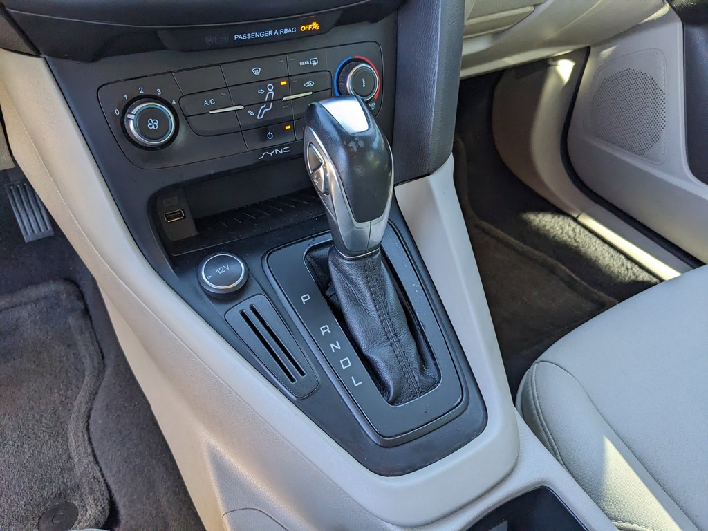 Ford Focus Vehicle Full-screen Gallery Image 23