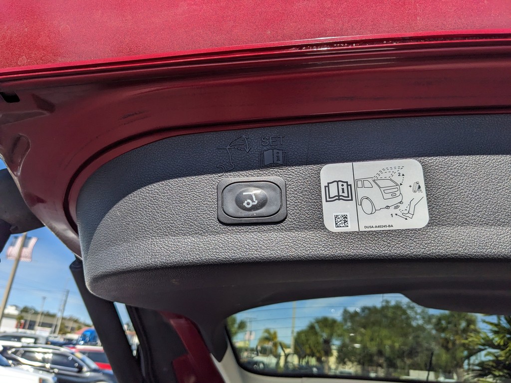 Ford Escape Vehicle Full-screen Gallery Image 11