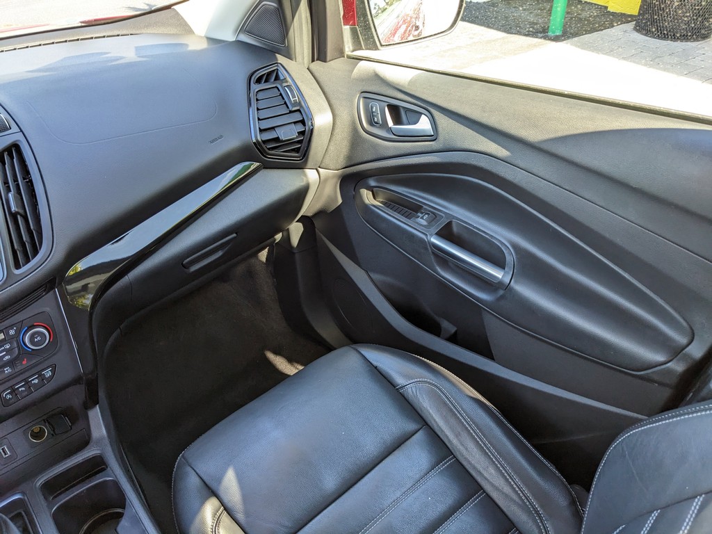 Ford Escape Vehicle Full-screen Gallery Image 16