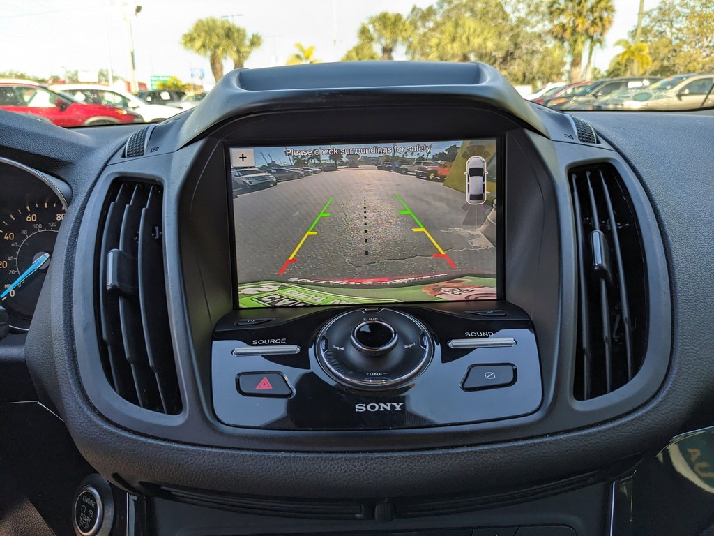 Ford Escape Vehicle Full-screen Gallery Image 24