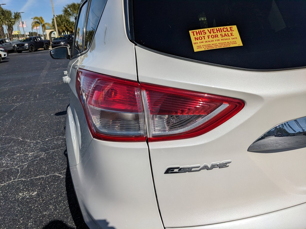 Ford Escape Vehicle Full-screen Gallery Image 08