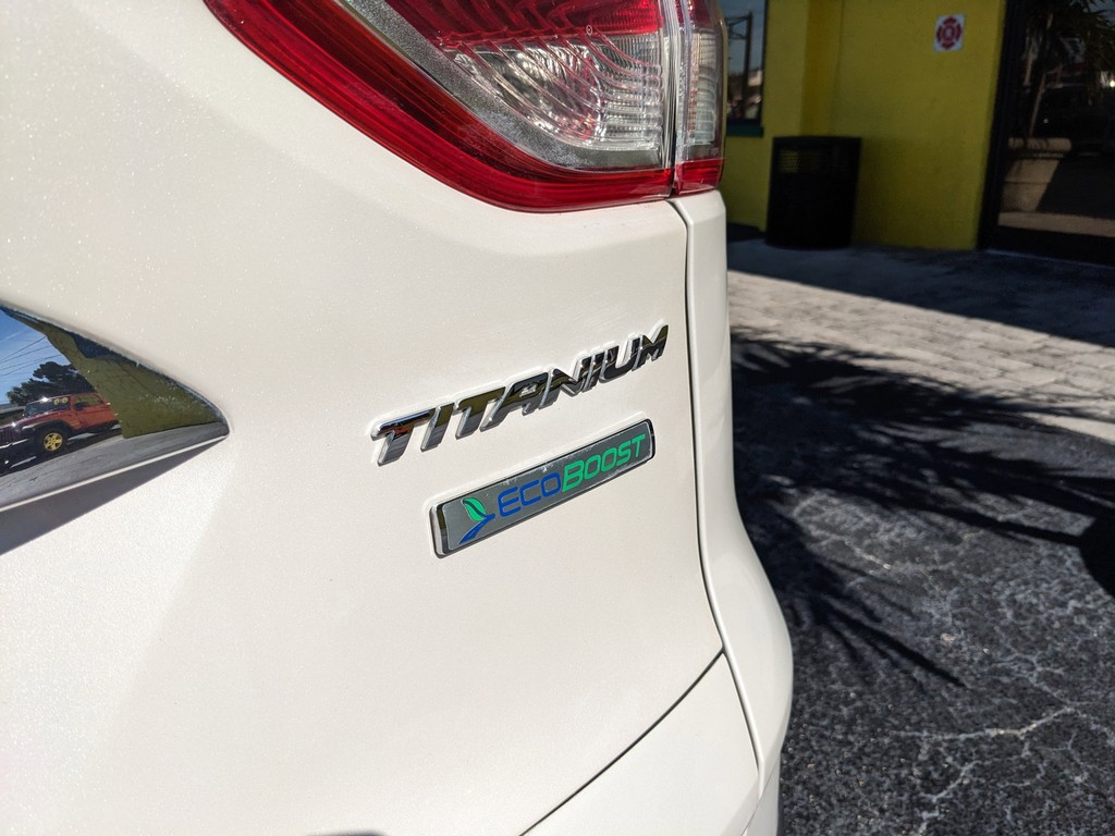 Ford Escape Vehicle Full-screen Gallery Image 09