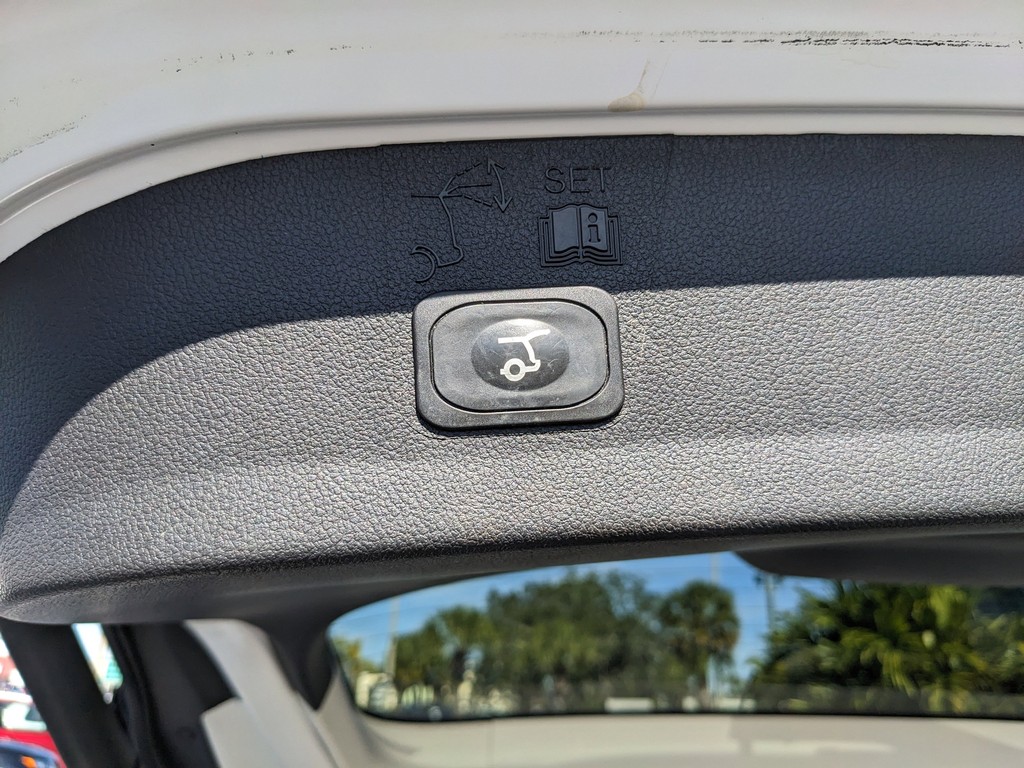 Ford Escape Vehicle Full-screen Gallery Image 11