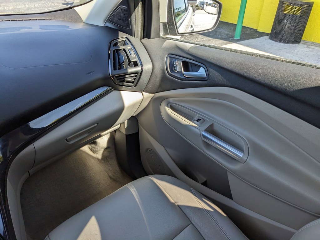 Ford Escape Vehicle Full-screen Gallery Image 16