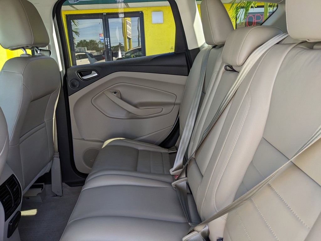 Ford Escape Vehicle Full-screen Gallery Image 17