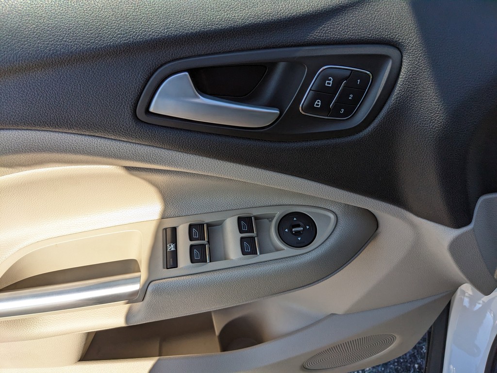 Ford Escape Vehicle Full-screen Gallery Image 18