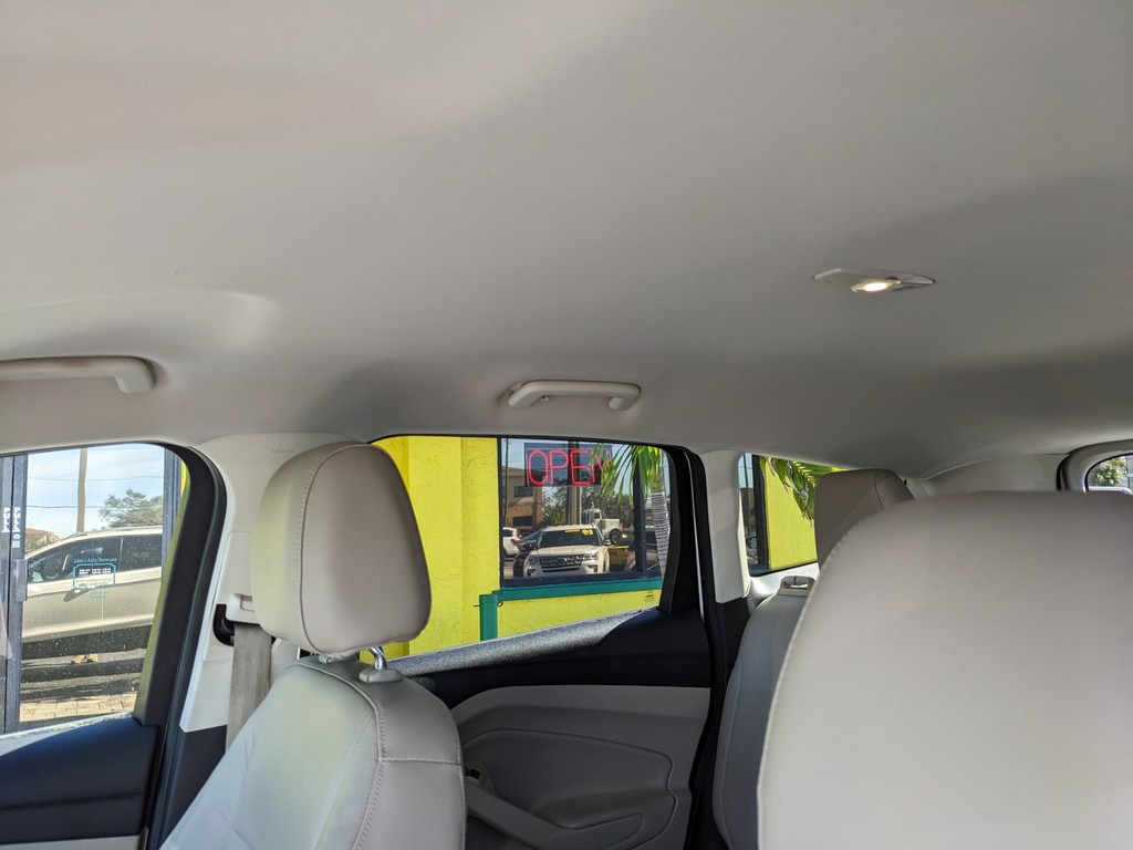 Ford Escape Vehicle Full-screen Gallery Image 20