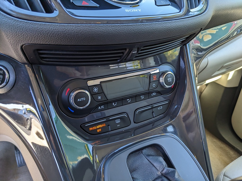 Ford Escape Vehicle Full-screen Gallery Image 23