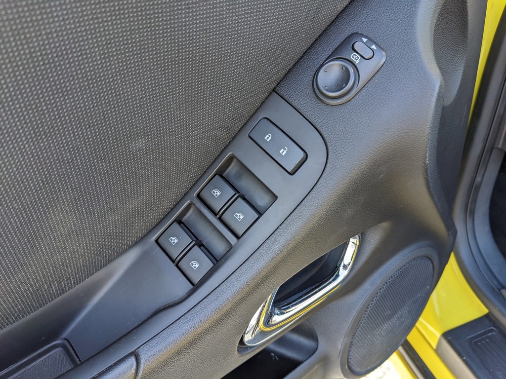 Chevrolet Camaro Vehicle Full-screen Gallery Image 11