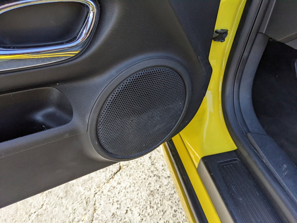 Chevrolet Camaro Vehicle Full-screen Gallery Image 12