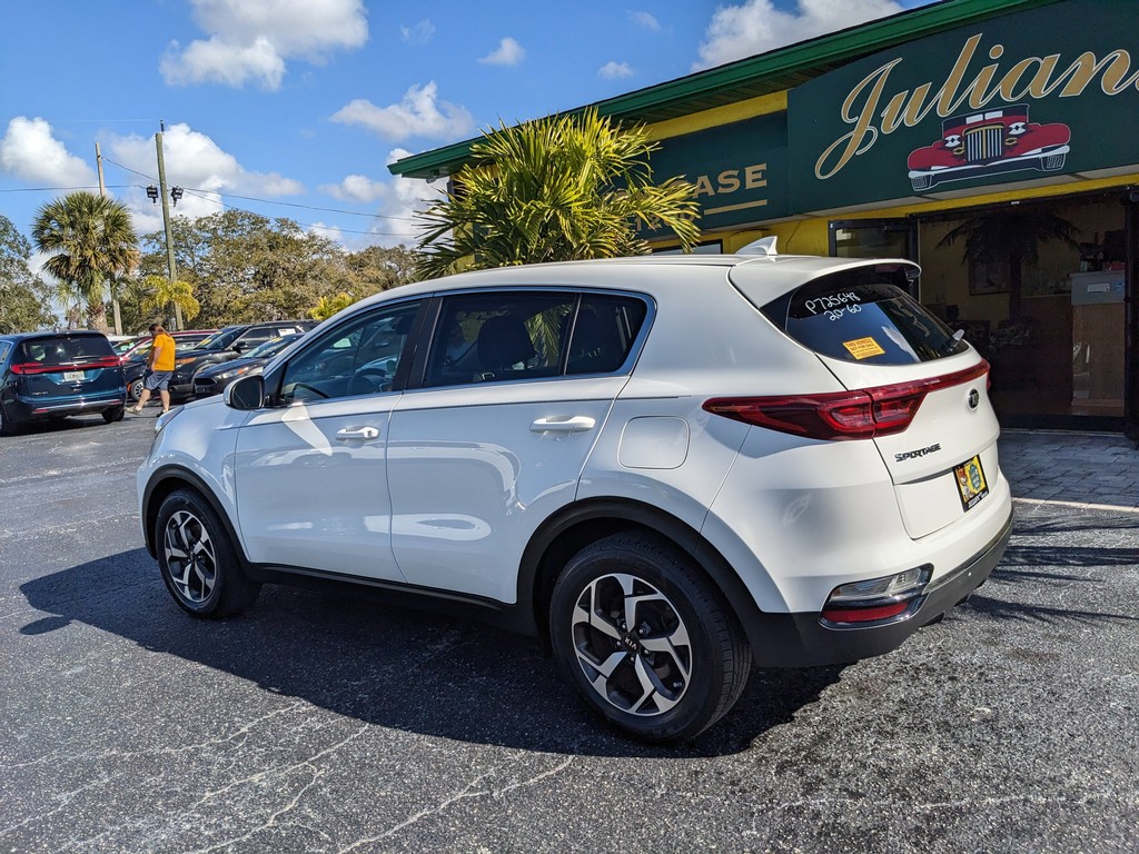 Kia Sportage Vehicle Full-screen Gallery Image 03