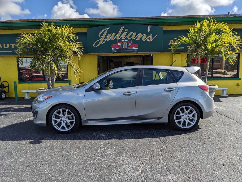 Mazda Mazda3 Vehicle Full-screen Gallery Image 02