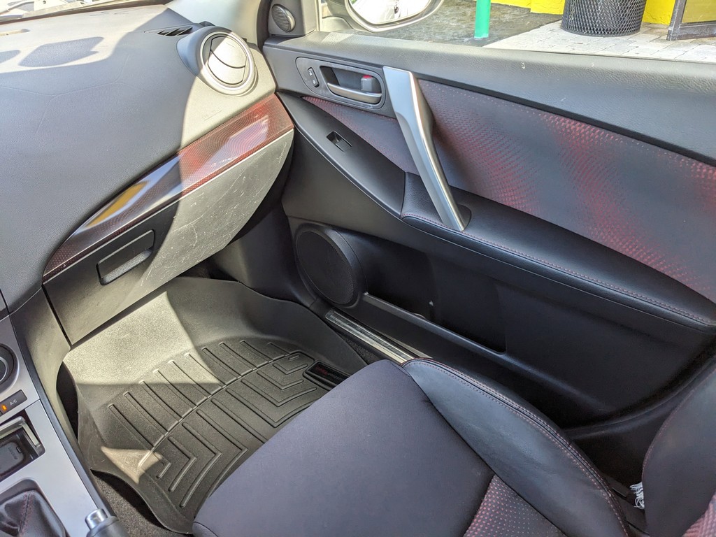 Mazda Mazda3 Vehicle Full-screen Gallery Image 13