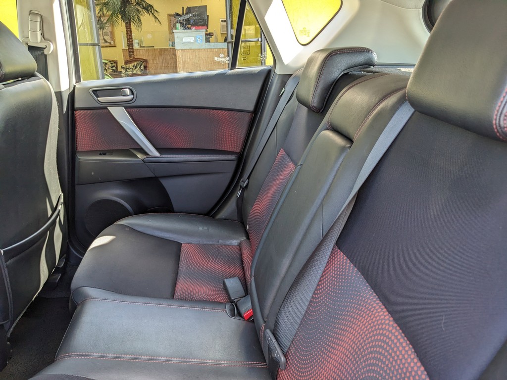 Mazda Mazda3 Vehicle Full-screen Gallery Image 14