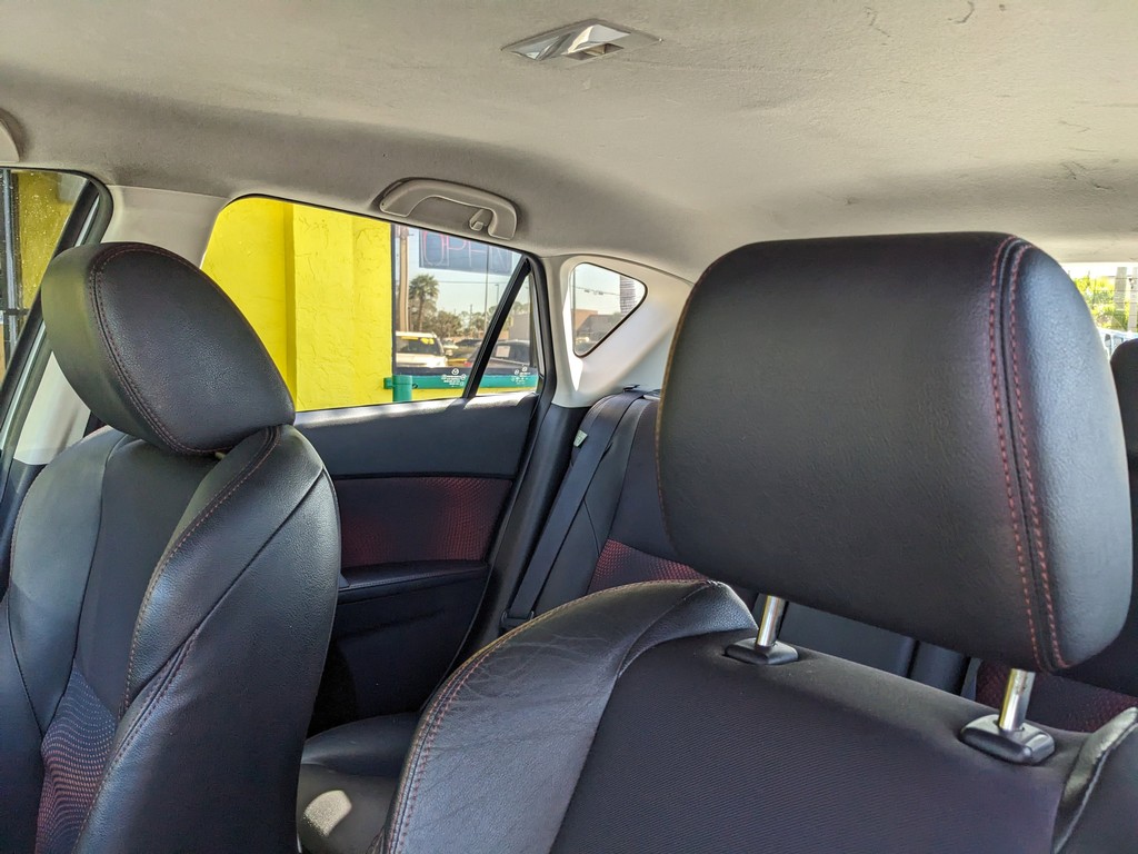 Mazda Mazda3 Vehicle Full-screen Gallery Image 17