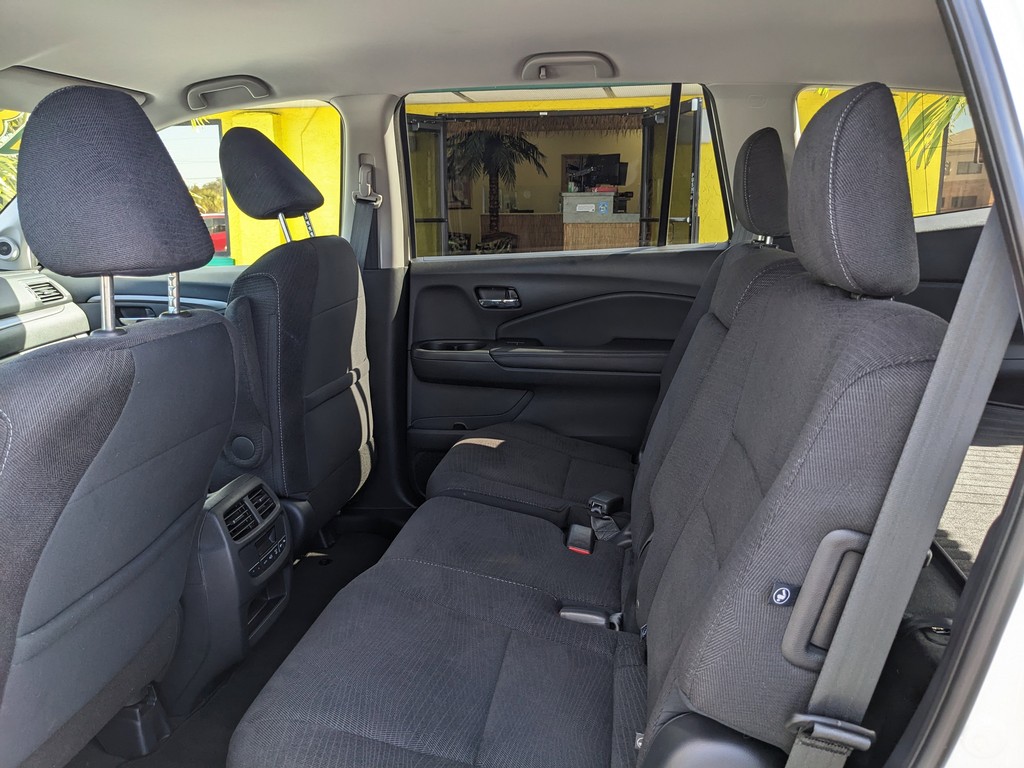 Honda Pilot Vehicle Full-screen Gallery Image 15