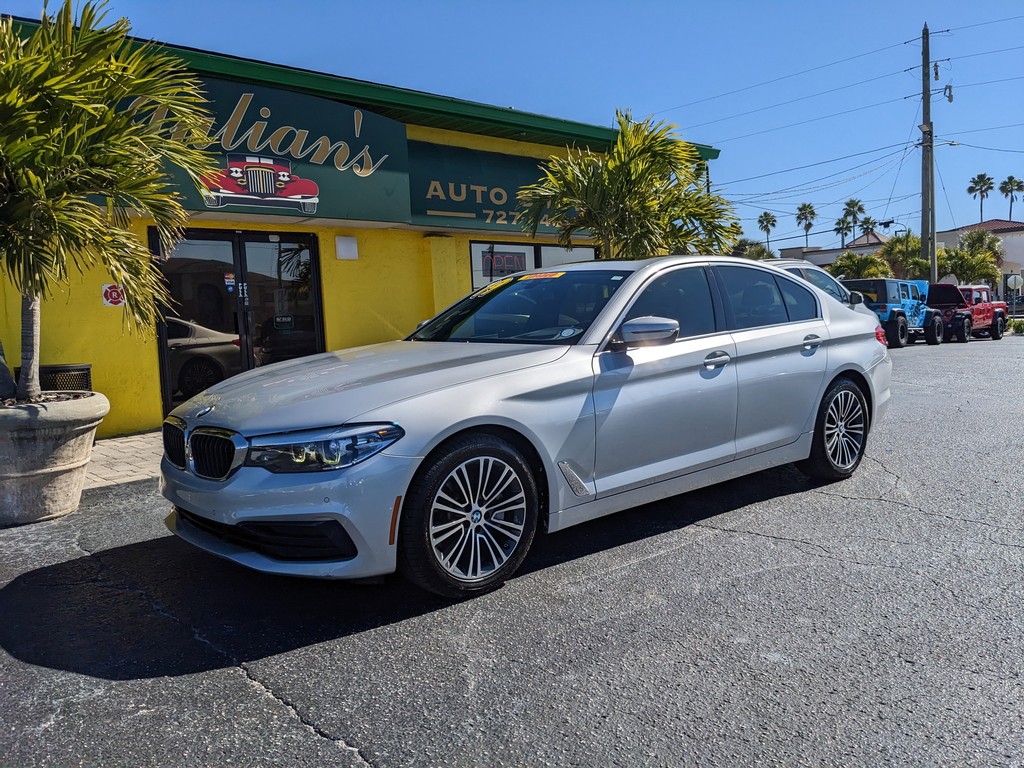 BMW 5 Series Vehicle Full-screen Gallery Image 02