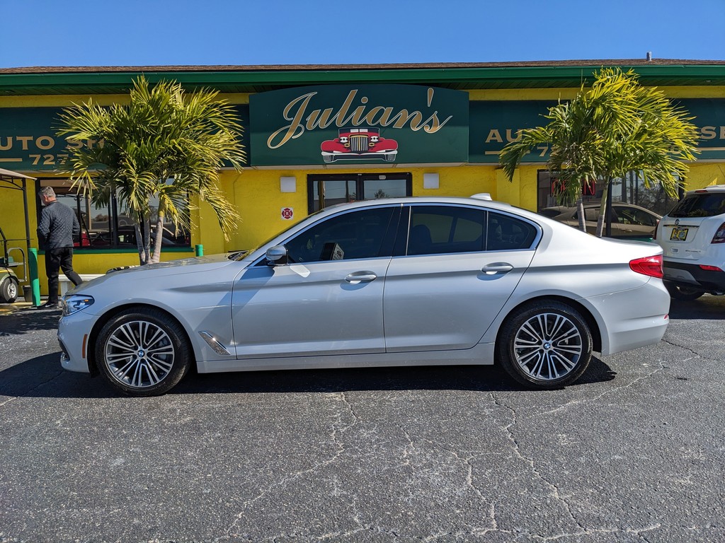 BMW 5 Series Vehicle Full-screen Gallery Image 04