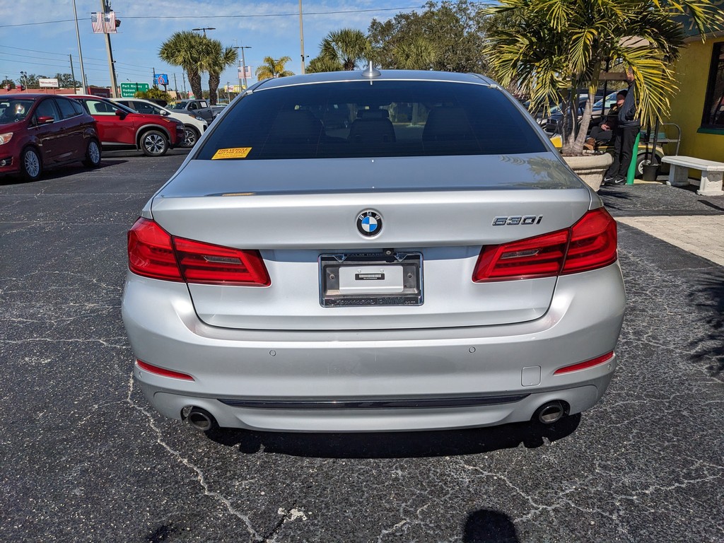 BMW 5 Series Vehicle Full-screen Gallery Image 06