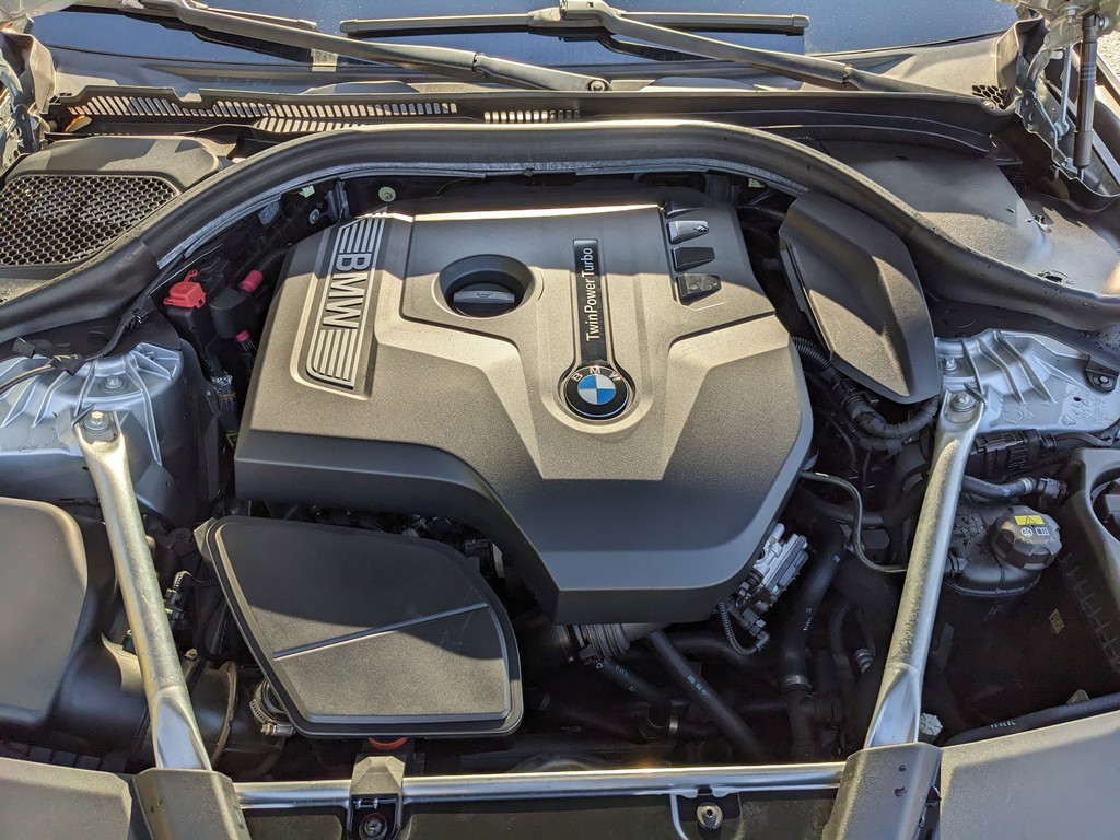 BMW 5 Series Vehicle Full-screen Gallery Image 07