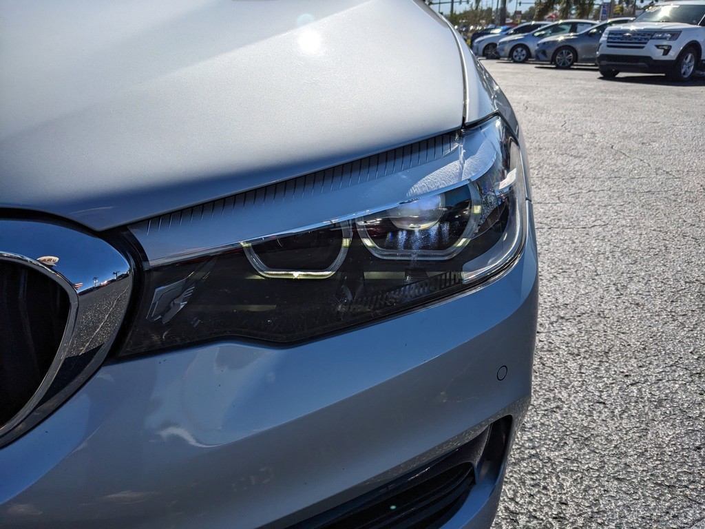 BMW 5 Series Vehicle Full-screen Gallery Image 08