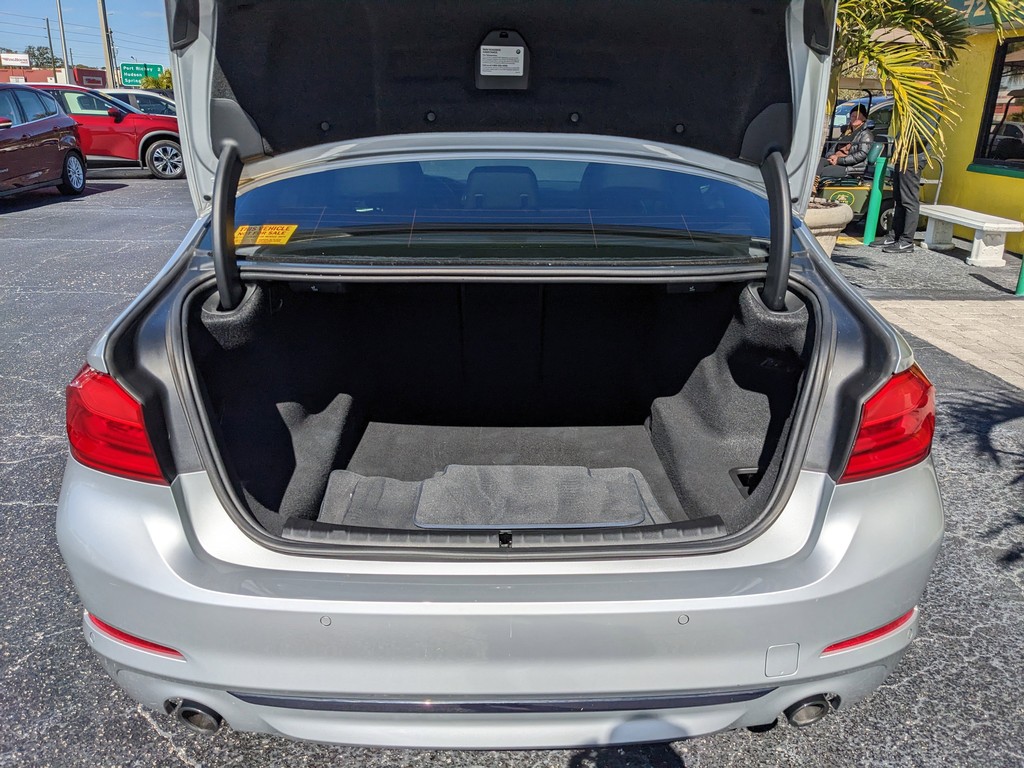 BMW 5 Series Vehicle Full-screen Gallery Image 10