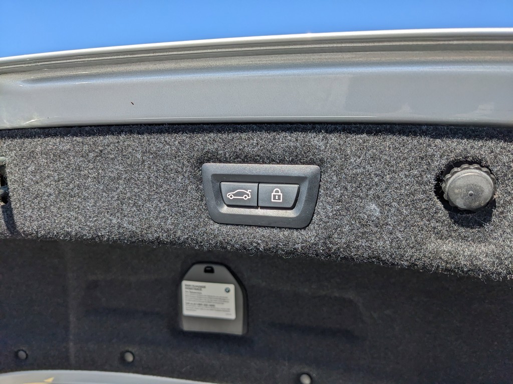 BMW 5 Series Vehicle Full-screen Gallery Image 11