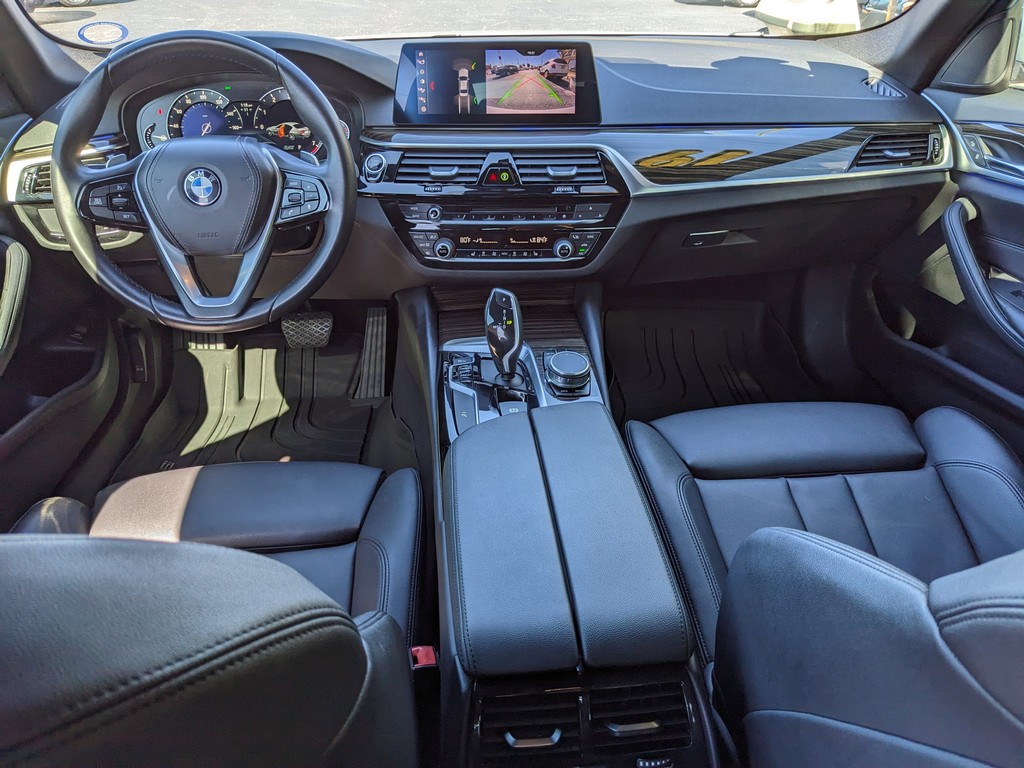 BMW 5 Series Vehicle Full-screen Gallery Image 13