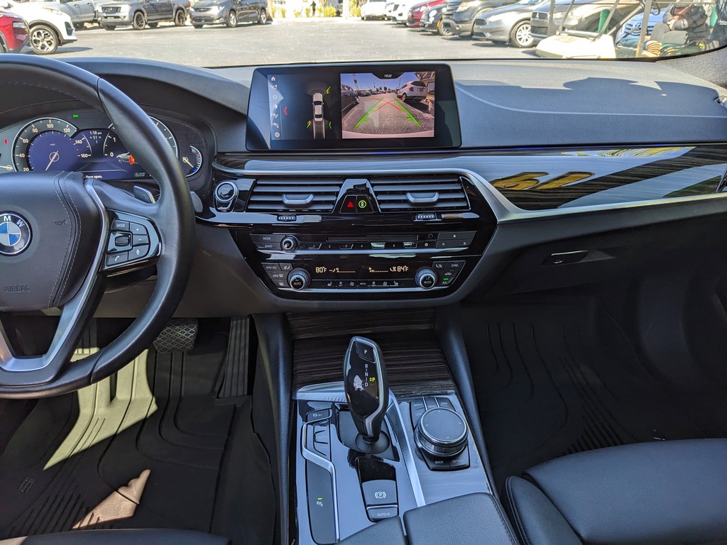 BMW 5 Series Vehicle Full-screen Gallery Image 15