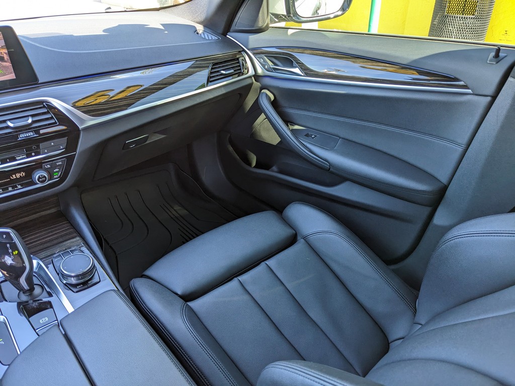 BMW 5 Series Vehicle Full-screen Gallery Image 16