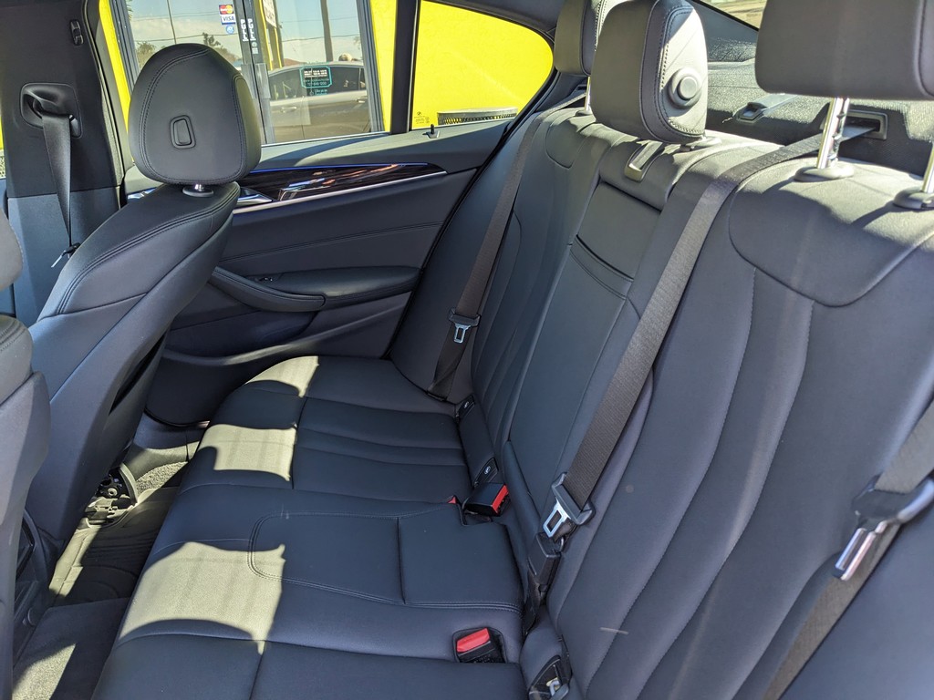 BMW 5 Series Vehicle Full-screen Gallery Image 17