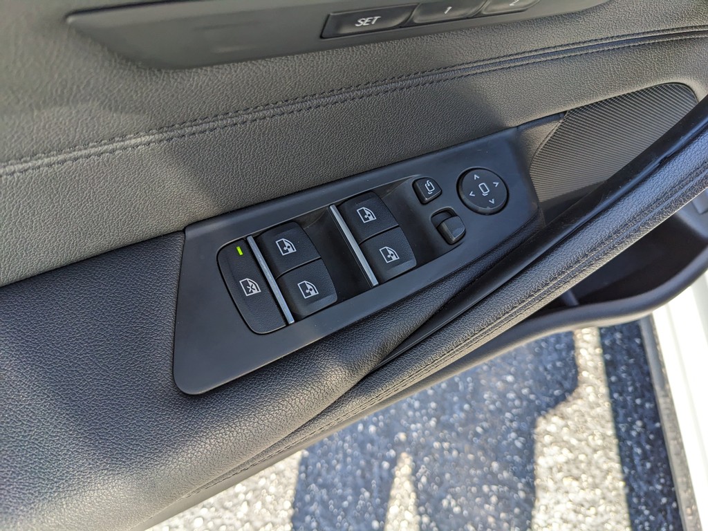 BMW 5 Series Vehicle Full-screen Gallery Image 18