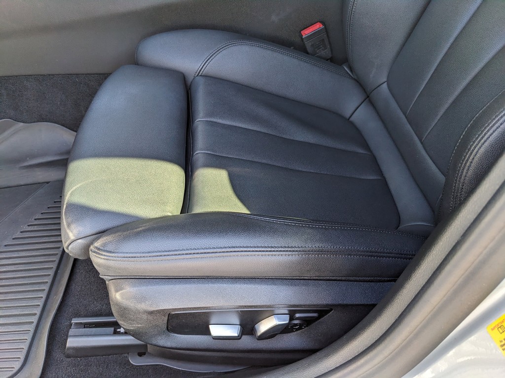 BMW 5 Series Vehicle Full-screen Gallery Image 19