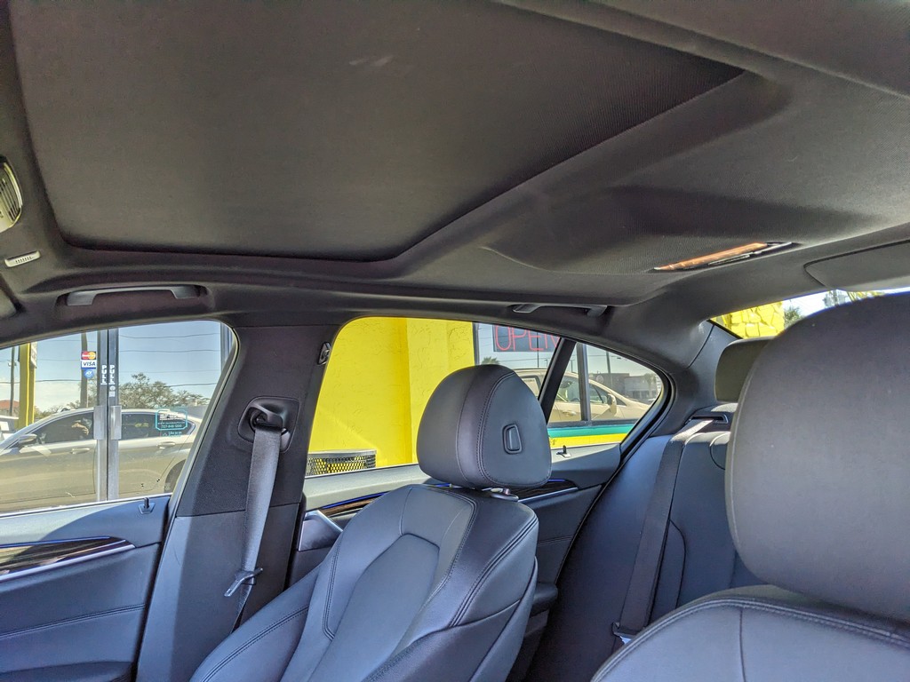 BMW 5 Series Vehicle Full-screen Gallery Image 20