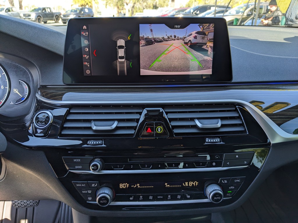 BMW 5 Series Vehicle Full-screen Gallery Image 21