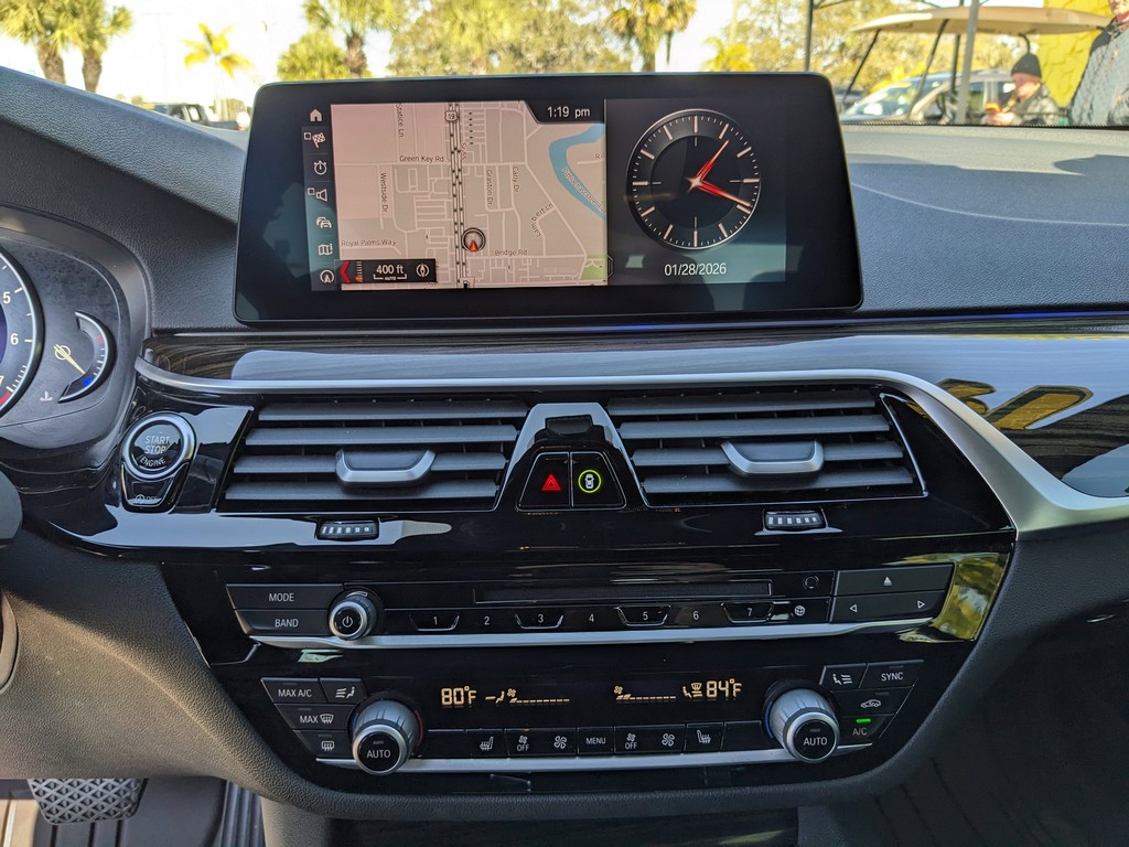 BMW 5 Series Vehicle Full-screen Gallery Image 22