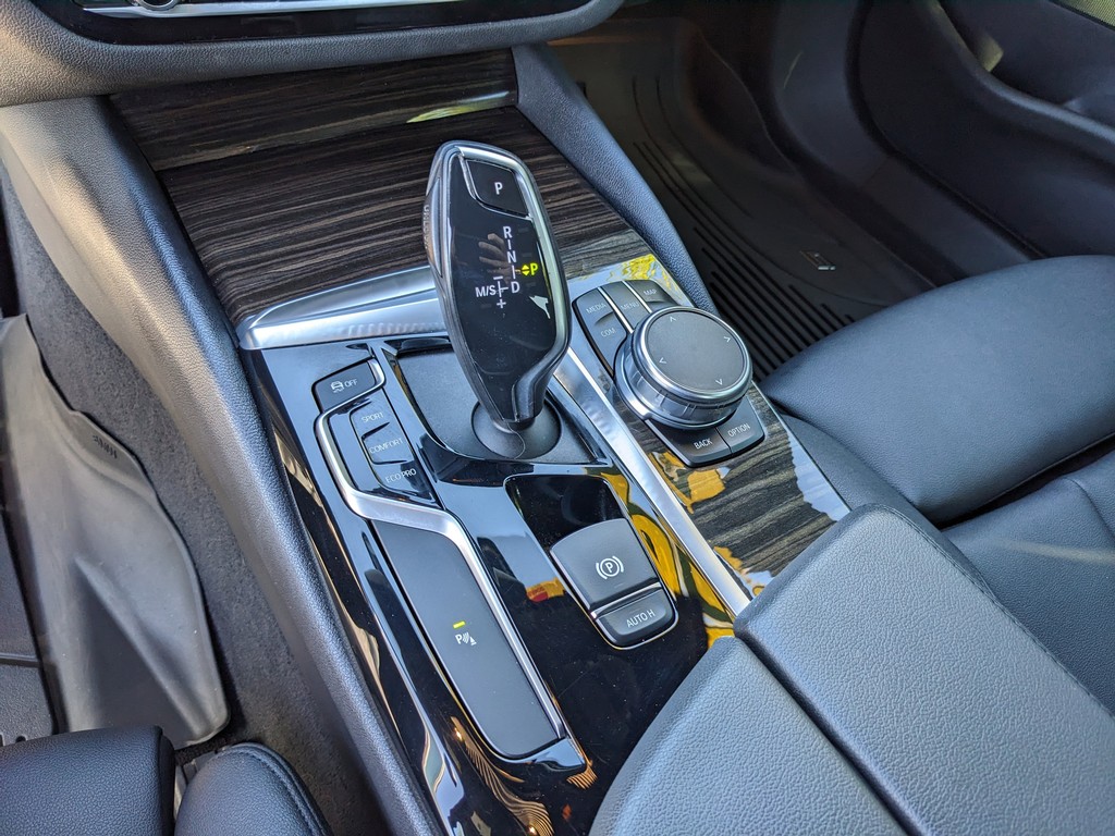 BMW 5 Series Vehicle Full-screen Gallery Image 23