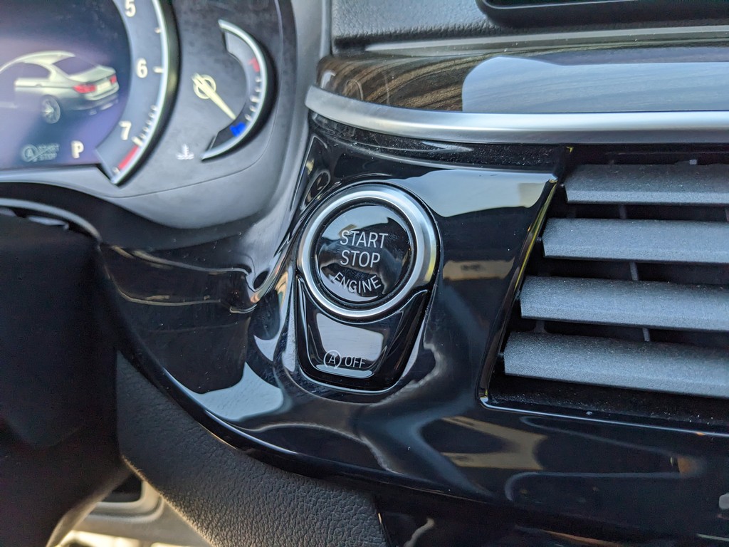 BMW 5 Series Vehicle Full-screen Gallery Image 24