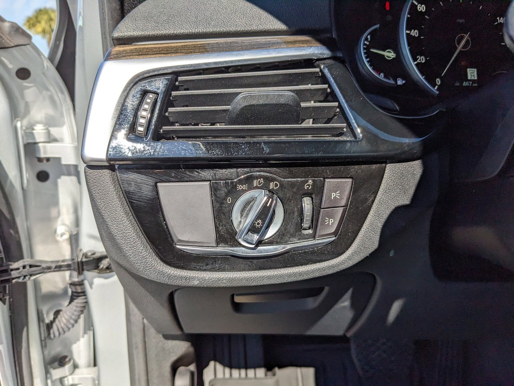 BMW 5 Series Vehicle Full-screen Gallery Image 25